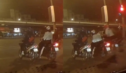 Bị 2 tên đi SH giật túi xách ở ngã tư, người phụ nữ vẫn bình tĩnh đứng chờ hết đèn đỏ