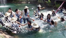 Bị 30 thí sinh Hoa hậu làm sập cầu treo, nơi tổ chức sự kiện vẫn phải đền bù hơn 380 triệu