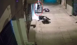 Va chạm xe máy khiến 1 người tông thẳng vào cột điện, 2 cô gái có hành động vô cùng bất ngờ