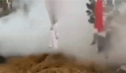 Uất ức vì người yêu đi lấy chồng, nam thanh niên đốt rạp cưới như hun chuột khiến nhiều người ngán ngẩm