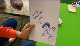 Rơi nước mắt với khoảnh khắc cố nghệ sĩ Chí Tài tỉ mỉ ngồi ký họa tặng người hâm mộ