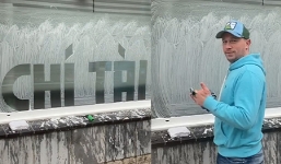 Thợ lau cửa kính người Bỉ tưởng nhớ cố NS Chí Tài khiến nhiều dân mạng xúc động