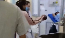 Bà bầu đẻ rơi con trong nhà vệ sinh rồi bỏ vào thùng rác nói không biết mình mang thai