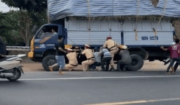 Clip ấm lòng ngày đông lạnh: CSGT cùng người dân còng lưng cứu xe tải sắp lật