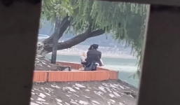 Đôi nam nữ thản nhiên 'chống đẩy' ngoài công viên giữa thời tiết giá rét khiến dân tình ngán ngẩm