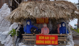 Nhà thờ ở Nam Định gây ấn tượng mạnh với concept trang trí Giáng sinh lạ chưa từng thấy