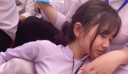 Tranh thủ chợp mắt giữa sân trường, gái xinh bỗng nổi như cồn trên khắp cõi mạng