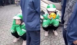 Bị khách lừa lấy mất điện thoại, nữ tài xế xe ôm công nghệ khóc nức nở khiến nhiều người ái ngại