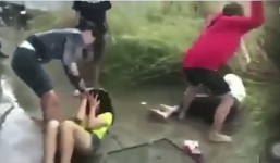 'Nhìn đểu' và đi xe máy nẹt pô xe khi gặp nhau, 2 nữ sinh bị chặn đánh giữa đường