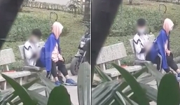 Cặp đôi mặc đồng phục học sinh thản nhiên nhún nhảy ở ghế đá công viên gây bức xúc 