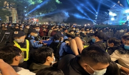 Ham hố lên phố xem pháo hoa đêm giao thừa, nhiều thiếu nữ ngất xỉu vì bị chen lấn