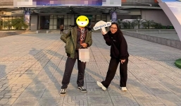 Nhật Lê cầm tấm biển 'Hải quay xe', nở nụ cười tươi rói bên trai lạ khiến dân tình tò mò