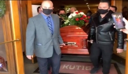 Nghẹn ngào trước giây phút linh cữu ca sĩ Vân Quang Long được đưa đi hỏa táng