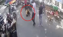 Gã đàn ông lực lưỡng 'đi đường quyền' với nữ nhân viên, túm tóc quăng cả người xuống đất gây bức xúc