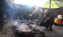 Người dân làng Vũ Đại trang bị mặt nạ, thức xuyên đêm canh nồi cá kho bạc triệu để bán Tết