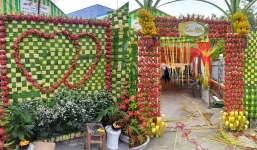 Chiếc cổng cưới phong cách cây nhà lá vườn, vừa để trang trí vừa tráng miệng được