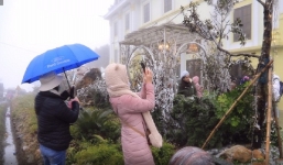 Nhiệt độ xuống -1 độ C, du khách ùn ùn đổ lên đỉnh Ô Quy Hồ ngắm băng