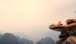 Trèo lên mỏm đá 'tử thần' chụp ảnh giữa tiết trời băng giá, du khách bị rơi xuống khe đá