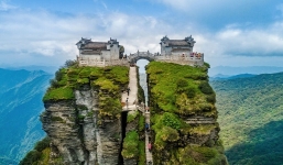 Bí ẩn về 2 ngôi chùa Phật giáo cổ toạ lạc trên đỉnh núi linh thiêng hơn 2000m