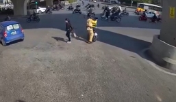 CSGT Hà Nội có hành động hiếm thấy khi tài xế ô tô bất tuân hiệu lệnh, bỏ chạy trên phố