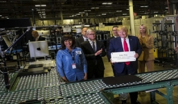 Tin công nghệ ngày 22/1: CEO Apple tặng máy tính 6.000 USD cho Tổng thống Trump