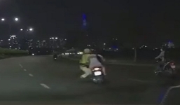 Cố dừng xe máy của cặp đôi vi phạm, CSGT bị kéo lê trên phố Sài Gòn