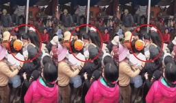 Nam thanh niên 'số hưởng' được hàng chục chị em phụ nữ vây quanh đòi ôm hôn ngay giữa chợ