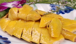 Bí quyết luộc gà vàng ươm, căng bóng cho mâm cỗ tiễn ông Công ông Táo