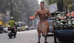Profile của chàng 'Mai An Tiêm' 6 múi đứng bán dưa trên phố khiến nhiều người bất ngờ