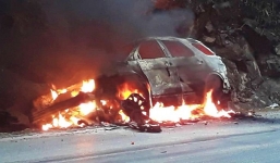 Xe 7 chỗ đang đi bất ngờ bị 'bà hoả' ghé thăm, ít phút sau chỉ còn khung sắt