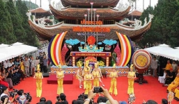 Nhóm 'cò mồi' dẫn khách chui vào chùa Hương với giá 2 triệu đồng