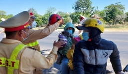 Hàng nghìn người dân được CSGT Đắk Nông 'chặn xe' để nhận lì xì