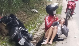 Tên cướp giật túi xách khiến cô gái bị thương còn quanh quẩn ở hiện trường, tỏ vẻ vô can