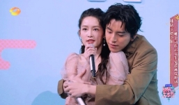 Khoảnh khắc Lý Thấm gượng gạo khi bị đồng nghiệp ghì chặt từ đằng sau khiến dân mạng 'dậy sóng'