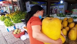 Loại bưởi kỳ đà 1 ôm vác nặng được bán với cả triệu khiến dân tình tò mò muốn thử hương vị