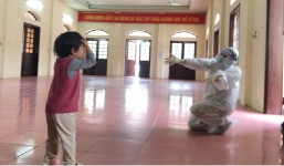 Xót xa cảnh nữ y tá cách con 30m, nghe tiếng con khóc mà không thể chạm vào