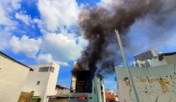 Căn nhà 3 tầng cháy dữ dội, kèm theo nhiều tiếng nổ lớn trong ngày vía Thần Tài