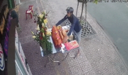 Vừa đặt heo quay để cúng ngày vía Thần Tài, gia chủ đành bất lực nhìn 'cô hồn sống' bưng đi mất