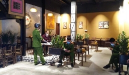 Hà Nội: Chủ quán cà phê và khách không tuân thủ phòng dịch bị xử phạt gần 100 triệu đồng