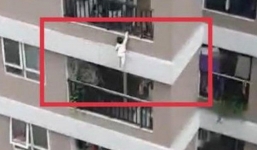 Khoảnh khắc nam tài xế phản xạ xuất thần, đỡ được bé gái 3 tuổi rơi từ tầng 13 chung cư