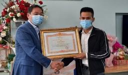 Trao tặng bằng khen của Thủ tướng cho 'người vận chuyển' dũng cảm cứu bé gái bị rơi ở chung cư