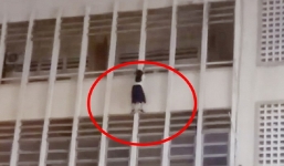 Bảo vệ nhà trường kể lại 8 phút giải cứu nữ sinh đu lan can ở TP.HCM