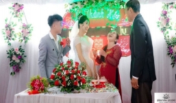 Con trai lấy vợ, nhưng mẹ chồng lại chiếm trọn spotlight vì biểu cảm gây chú ý