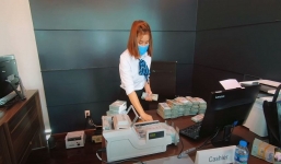 Lần đầu mua 'xế hộp', thanh niên 2K gây ngỡ ngàng khi chồng đủ gần 5 tỷ tiền mặt