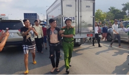 CSGT khống chế thanh niên điều khiển xe có biểu hiện ngáo đá, cầm dao cố thủ trong xe