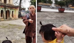 Sư trụ trì cầm hương cháy dở xua đuổi 2 mẹ con khách đến chụp ảnh: Có thể tẩn xuất nếu không sám hối nghiêm túc