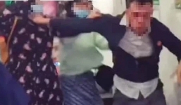 Thấy bồ nhí bị 'bốc mùi', người chồng lao vào tát vợ trước mặt con trai gây bức xúc