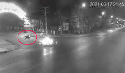 Xe máy 'xé gió' đâm thẳng vào cột điện bên đường, thanh niên ra đi chân lạnh toát