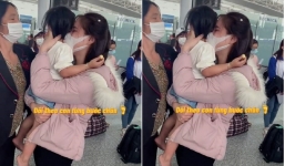 Mẹ tạm biệt con gái nhỏ đi xuất khẩu lao động, cả 2 òa khóc không muốn rời xa