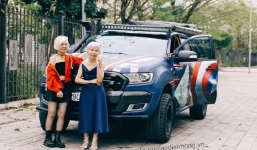 2 cụ bà U90 ăn mặc cực chất, tạo dáng bên ô tô khiến nhiều bạn trẻ phải 'ngả mũ'